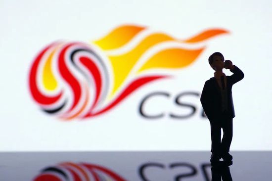 韩美晴急忙端起饮料来，笑着说：谢谢你初然，那我们就以饮料代酒喝一杯。